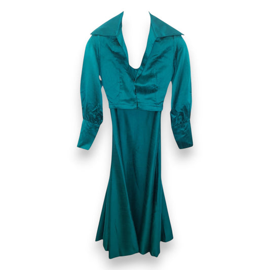 Vestido verde azulado sin mangas con chaqueta corta