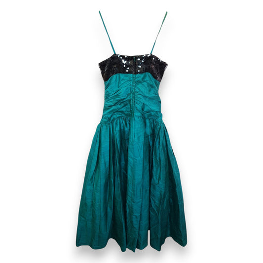 Vestido Laksana verde azulado con lentejuelas negras