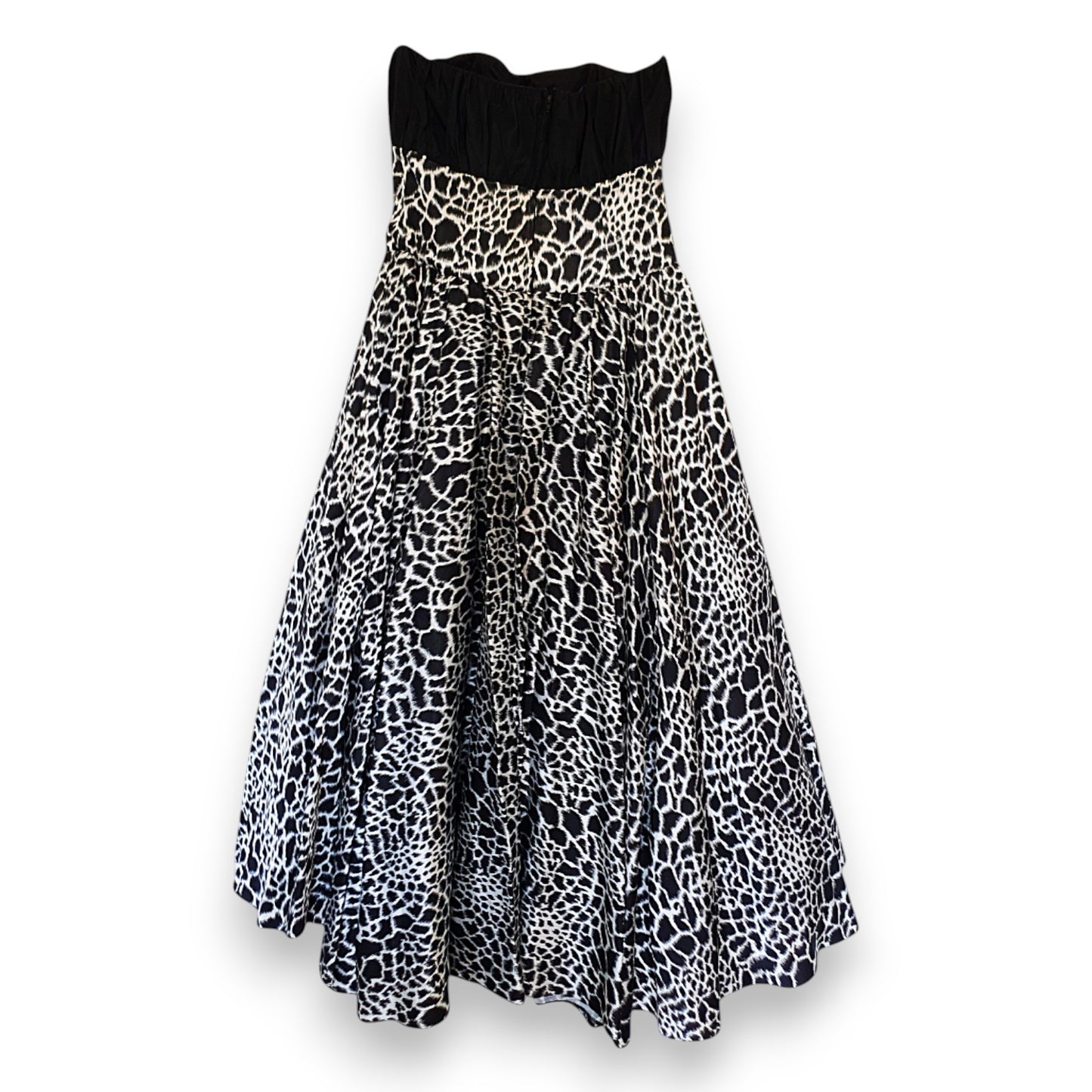 Vestido de gala con estampado animal de Roland Kerry London
