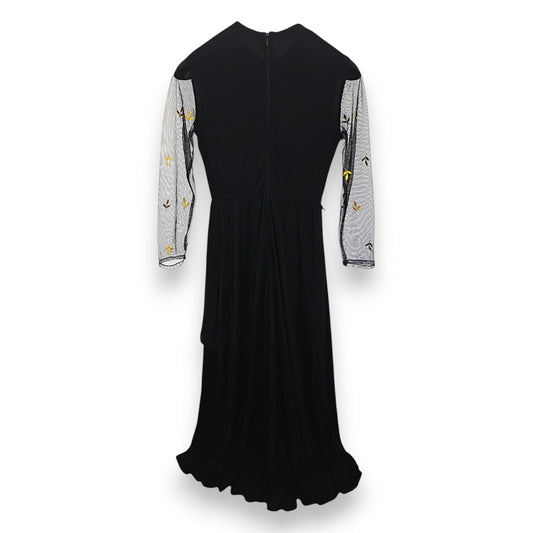 Vestido negro con hojas doradas de Vera Mont