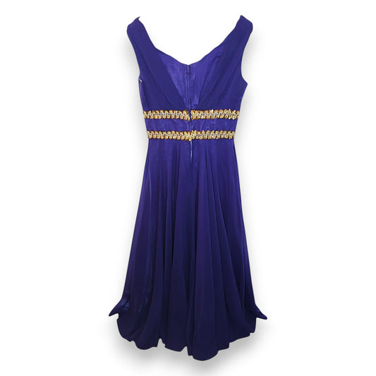 Vestido morado con cintura de lentejuelas doradas de After Six de Ronald Joyce