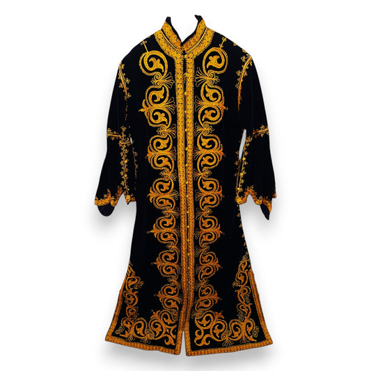 Vestido caftán negro con detalles dorados