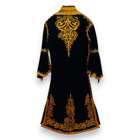 Vestido caftán negro con detalles dorados