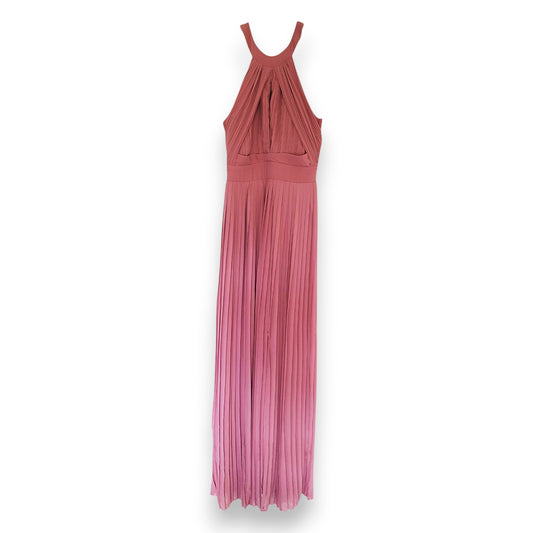 Vestido plisado rosa oscuro de TFNC London