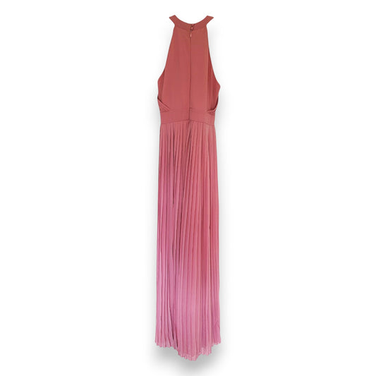 Vestido plisado rosa oscuro de TFNC London