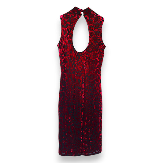 Vestido de malla negra con parches de terciopelo rojo de Quiz