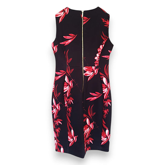 Vestido negro de Calvin Klein con flores rojas